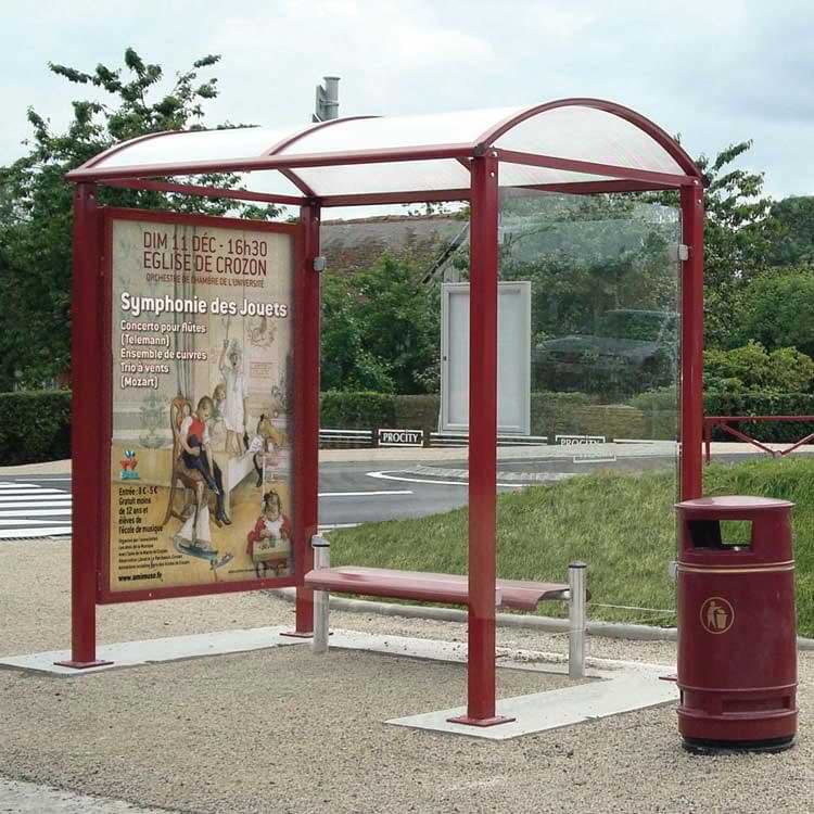 Station bus avec 1 bardage latéral + 1 vitrine d'affichage