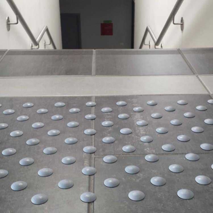 Plots podotactiles adhésifs - Noir