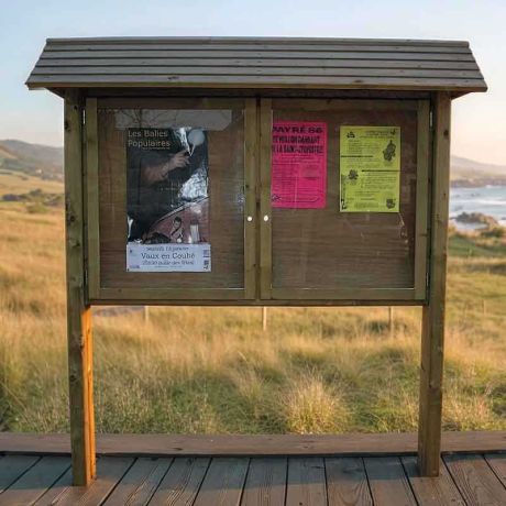 Vitrine extérieure bois sur pieds avec toit
