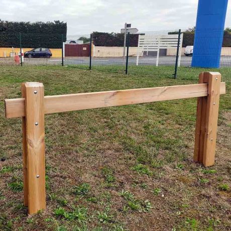 Barrière d'accès coulissante en bois