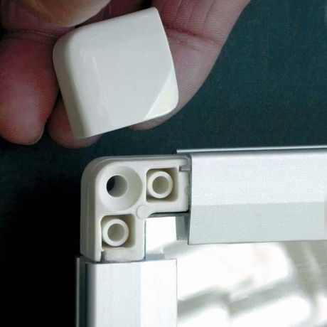 Version avec cadre alu, coins blanc cache vis