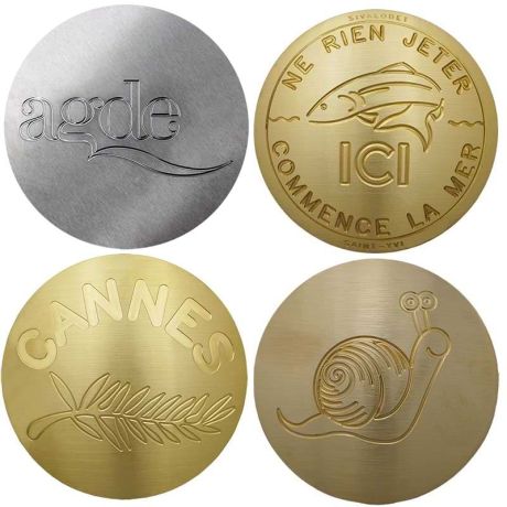 Clou de voirie gravé