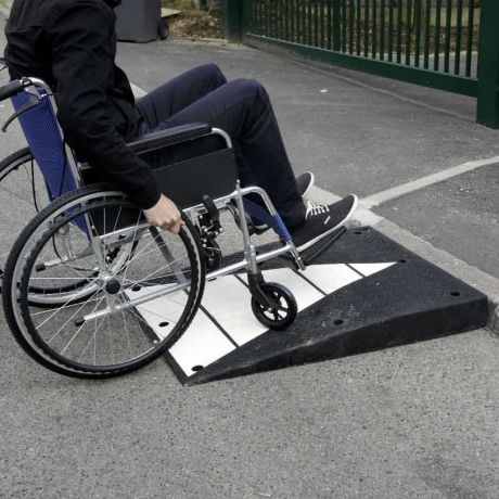 Rampe d'accès PMR mobile en aluminium circulation fauteuils roulants