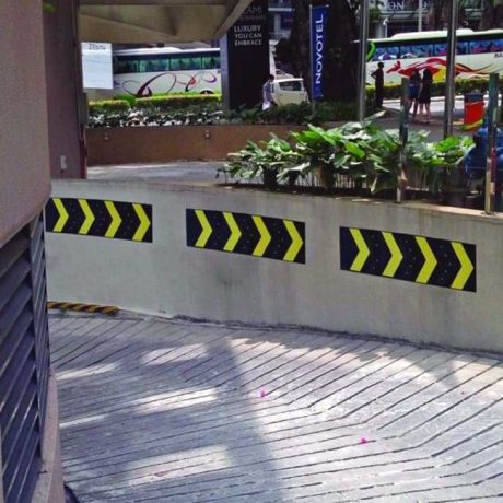 Flèche signalisation parking caoutchouc avec réflecteurs Flèche signalisation parking caoutchouc avec réflecteurs