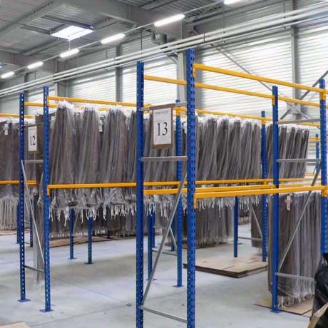 Rayonnage penderie pour stockage sur cintres