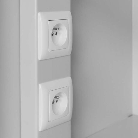 2 prises électriques par case