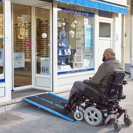 Rampe d'accès PMR mobile en aluminium circulation fauteuils roulants