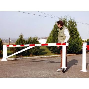 Barrière tournante grande longueur sur roulette en acier galvanisé laqué blanc à bandes rouges
