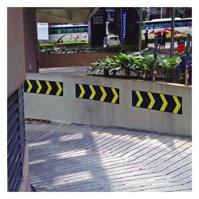 Flèche signalisation parking caoutchouc avec réflecteurs