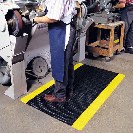 Améliorer le confort de travail avec un tapis anti-fatigue - Prévention BTP