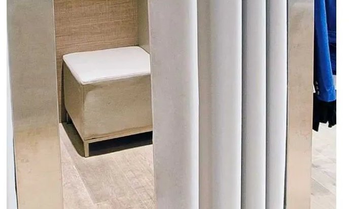 Rideau de cabine d'essayage non feu dans un magasin de vêtements