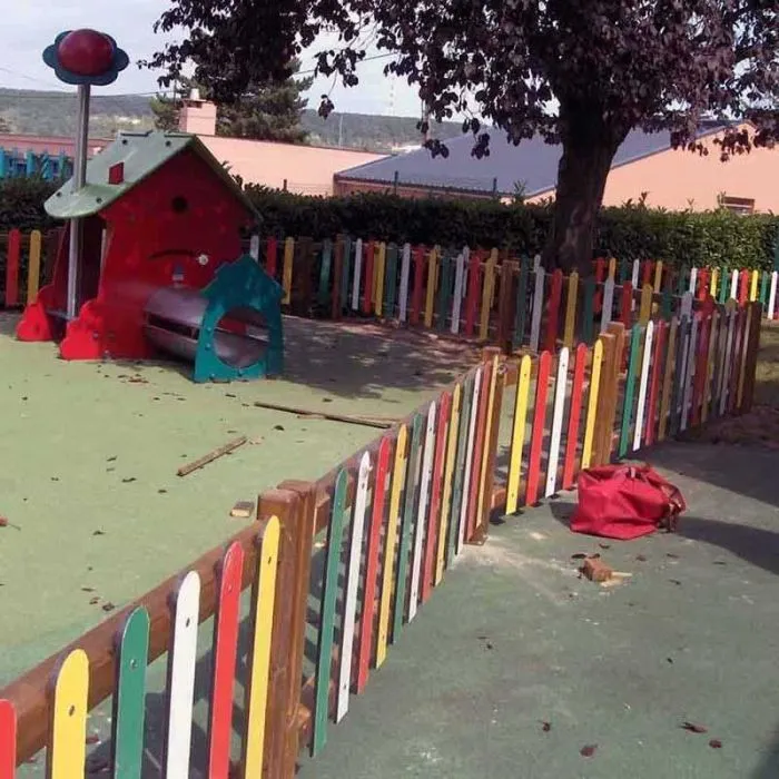 Clôture pour aire de jeux en bois à lames colorées
