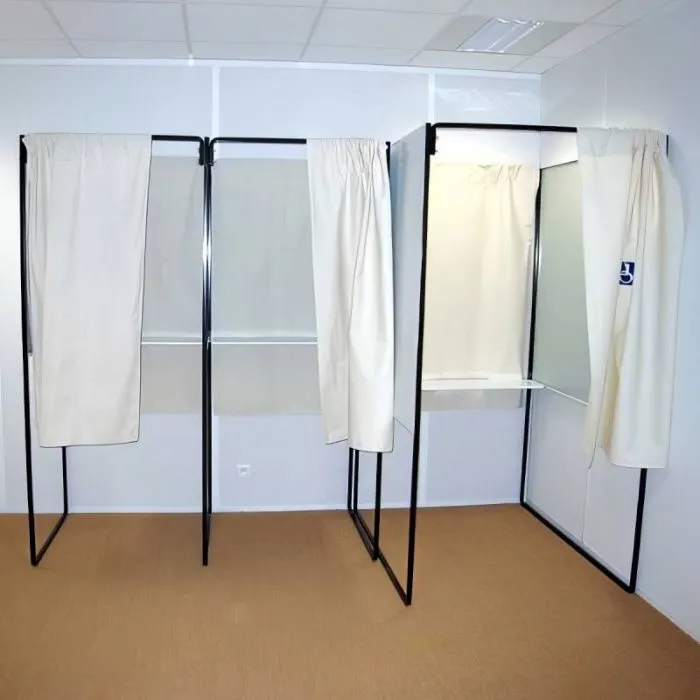 Isoloir de vote modulable et réglementaire