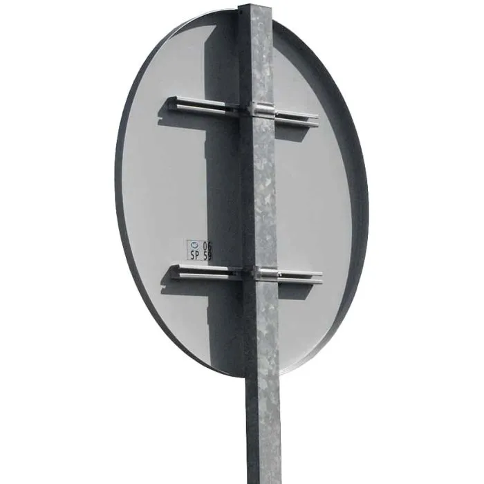 Poteau et fixation pour panneaux routiers