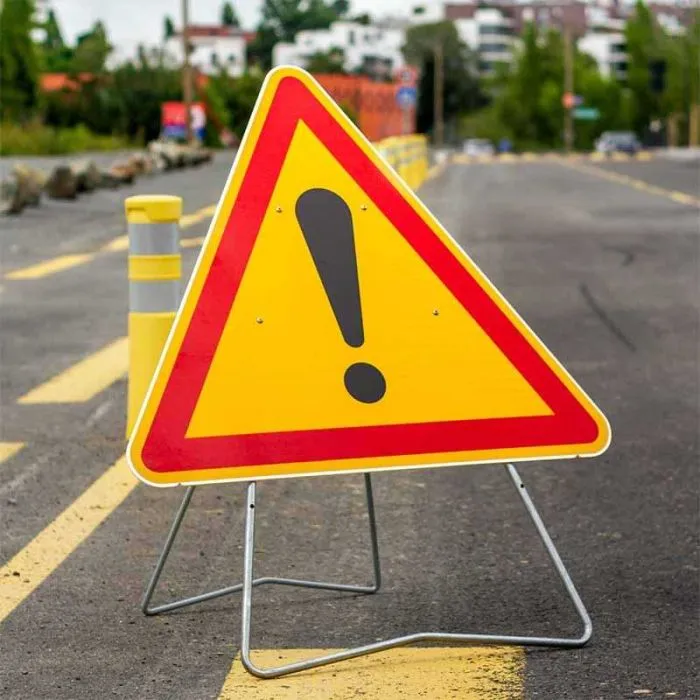 Panneau de signalisation temporaire AK14 Danger sur pied